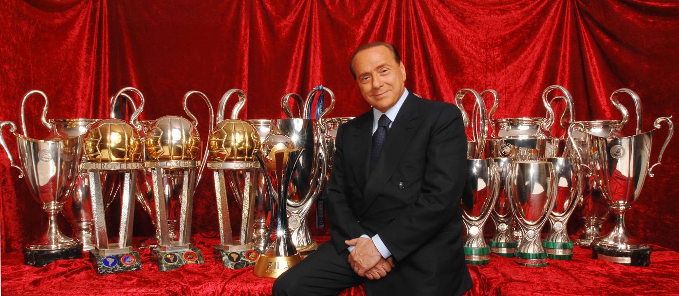 Milan, 11 novembre 2008. Il presidente Berlusconi posa con i 18 trofei internazionali vinti dal Milan (Bozzani).